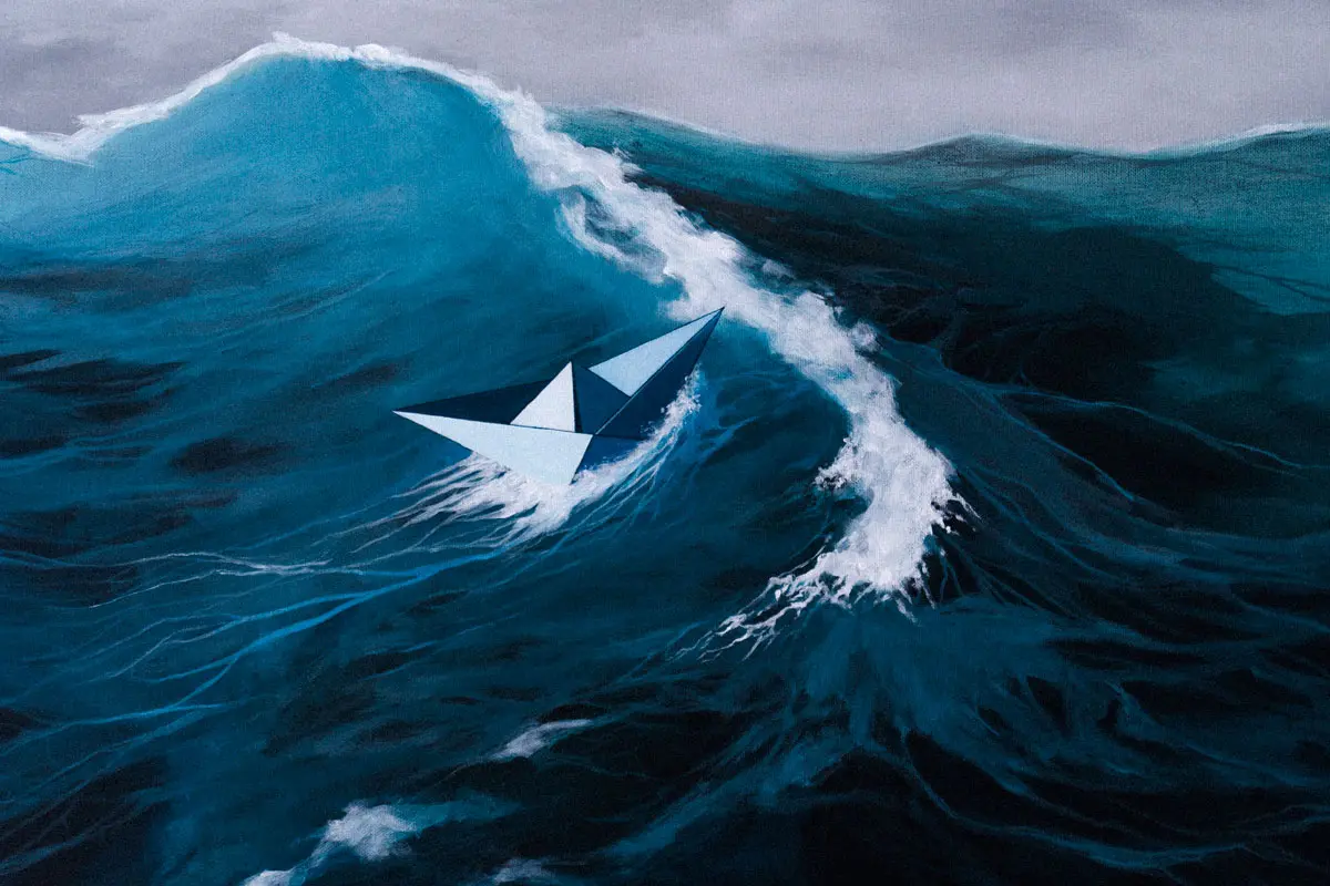 Muestra la pintura de un barco de papel